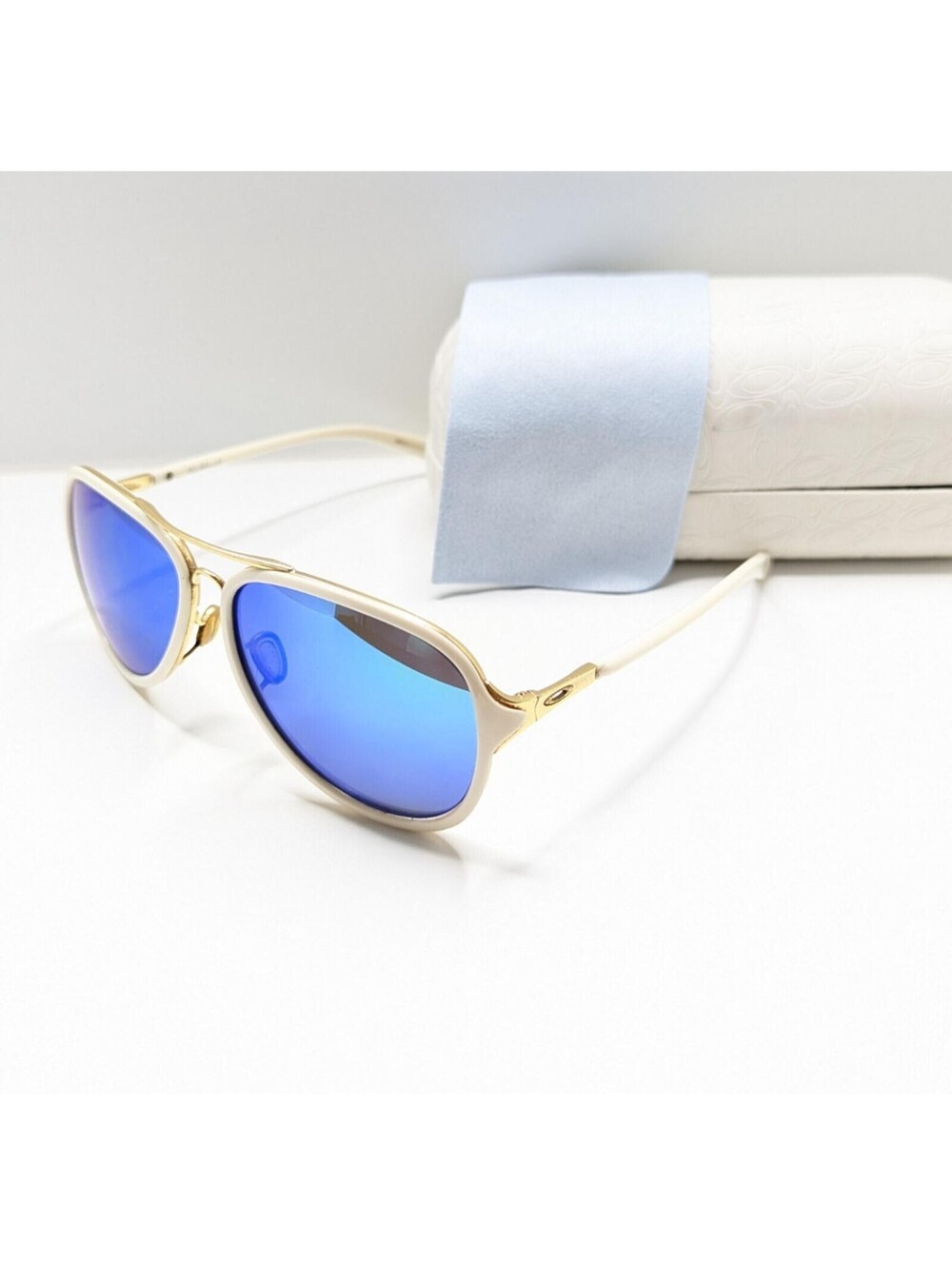 Oakley Kickback Golden And White Frames Blue Lenses OO4102-00 Size 58-14-137